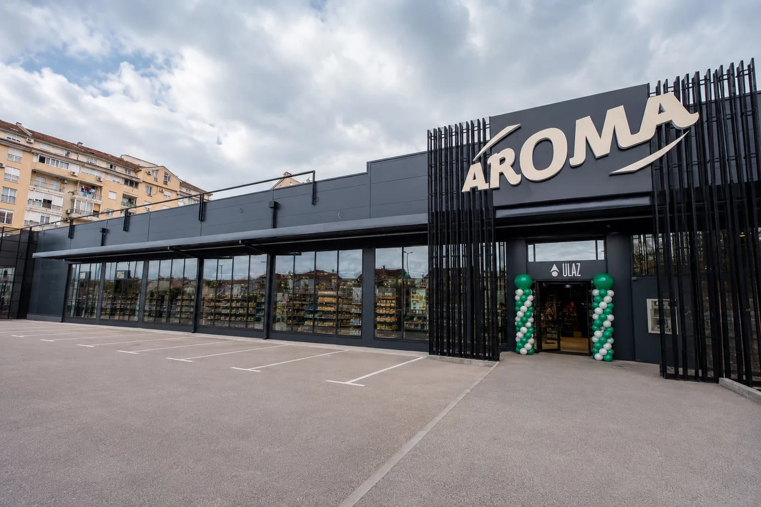 Fasada Aroma marketa na dan otvaranja: Market & supermarket
